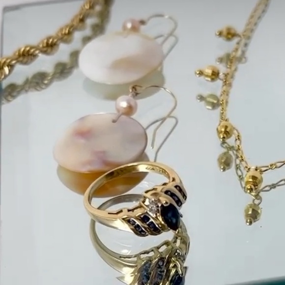 Solid 14k Gold Mother of Pearl Earrings perfect for summer! Sea - Picture 4 of 5